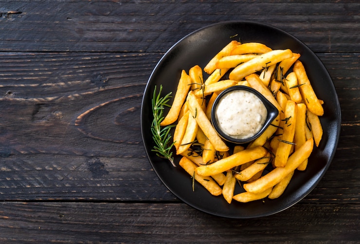 Foto batatas fritas com molho