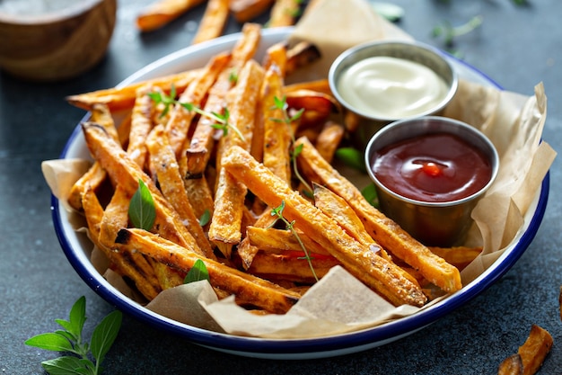 Batatas fritas com molhos