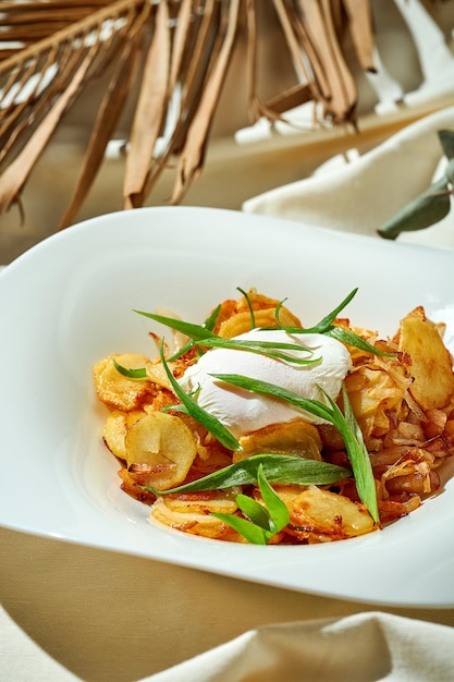 Batatas fritas com ovo escalfado num prato toalha de mesa branca leve e resistente