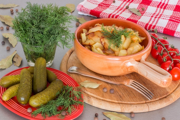 Batatas fritas com pepinos em conserva