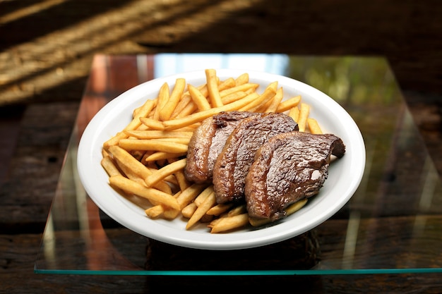 Batatas fritas com picanha brasileira