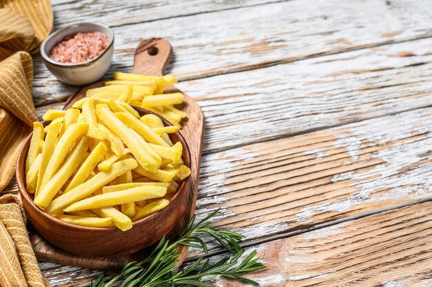 Batatas fritas congeladas na mesa