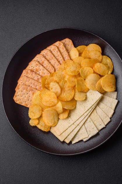 Foto batatas fritas crocantes com especiarias salgadas e ervas