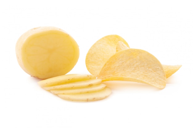 Batatas fritas crocantes e batata crua em branco