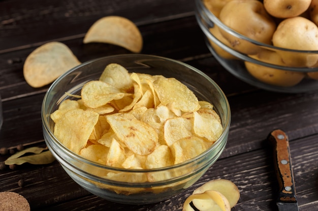 Foto batatas fritas crocantes e batata crua