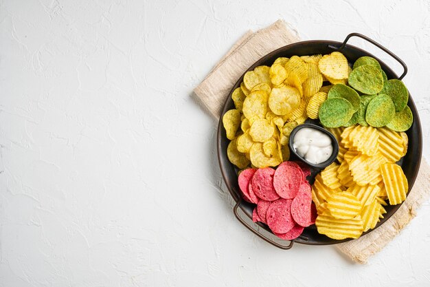 Batatas fritas crocantes no fundo da mesa de pedra branca vista superior plana com espaço de cópia para texto