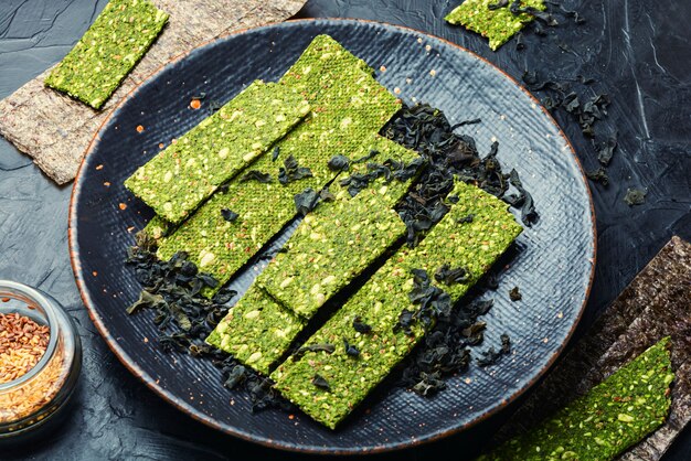 Batatas fritas de algas marinhas e espirulina, algas marinhas crocantes