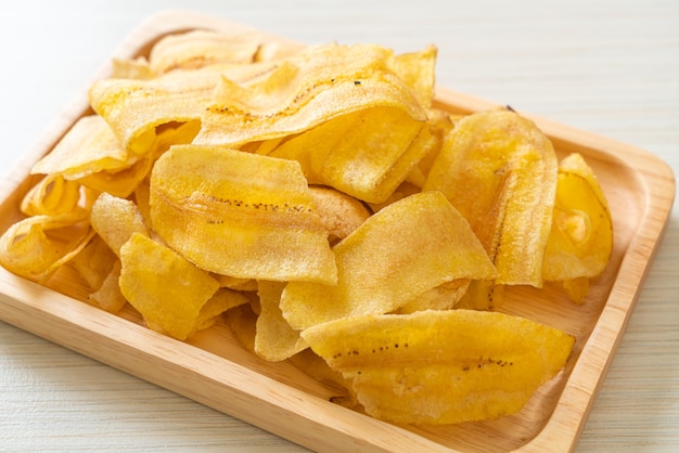 Batatas fritas de banana crocantes - banana fatiada frita ou assada