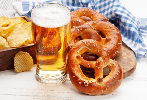 Batatas fritas de cerveja lager e pretzel caseiro fresco