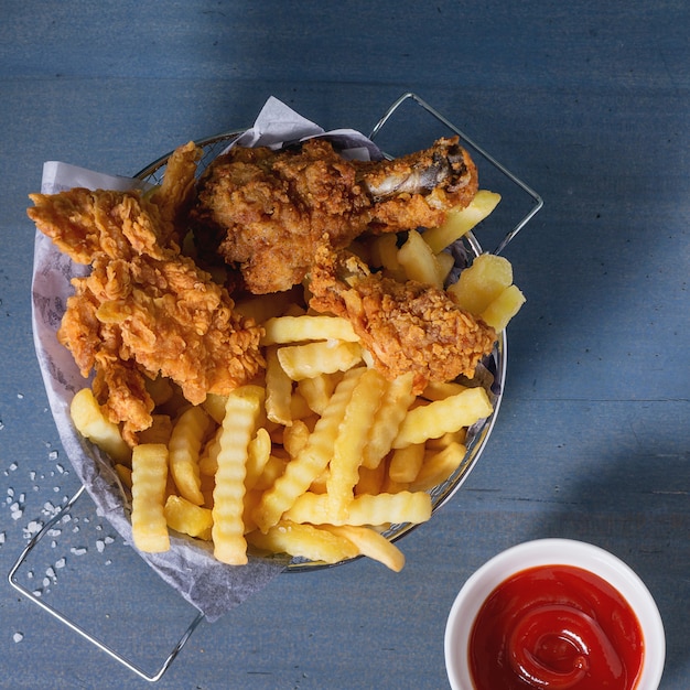 Foto batatas fritas de frango com batatas fritas