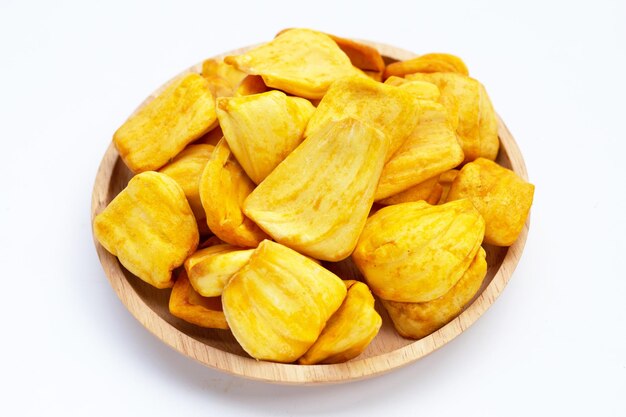 Batatas fritas de jaca no fundo branco