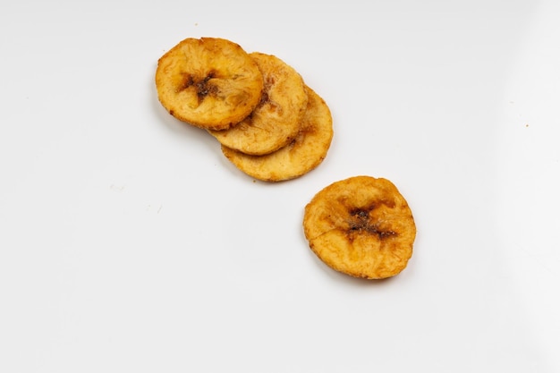 Batatas fritas de Kerala ou lanche cult de banana chips de KeralaIsolated imagem com fundo branco