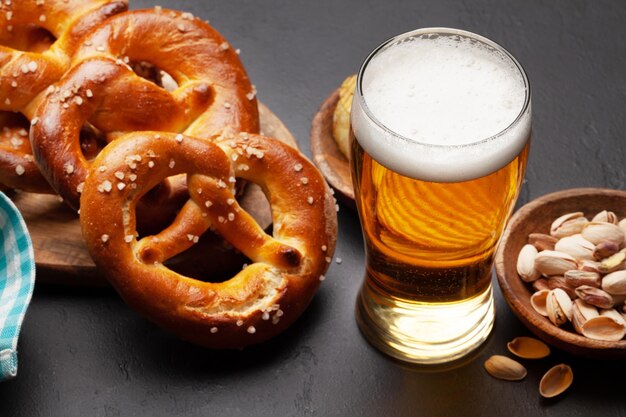 Batatas fritas de nozes de cerveja lager e pretzel caseiro fresco