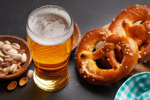 Batatas fritas de nozes de cerveja lager e pretzel caseiro fresco