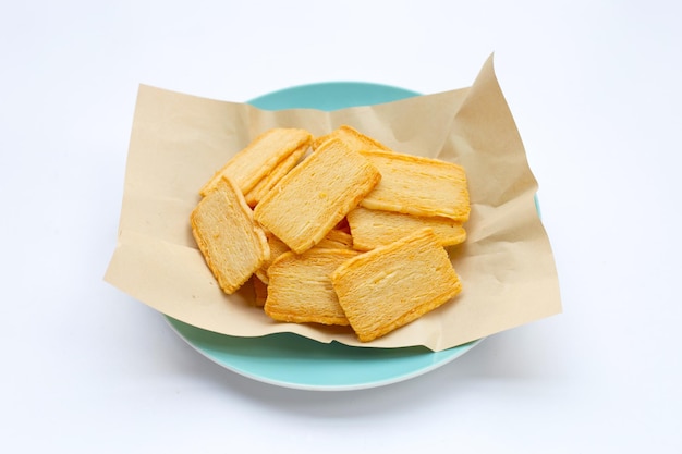 Batatas fritas de queijo no fundo branco