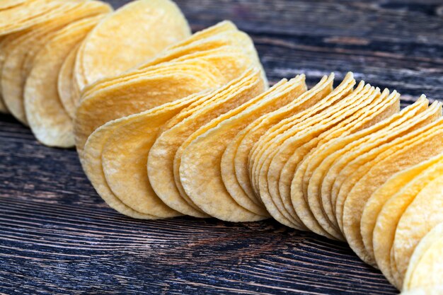 Batatas fritas de verdade, close-up de chips dourados amarelos, alimentos com alto teor calórico, chips reais e crocantes