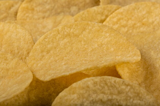 Batatas fritas deliciosas e crocantes na mesa