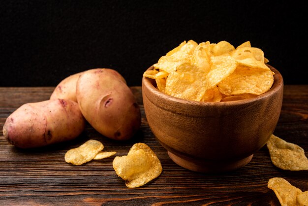 Batatas fritas deliciosas e frescas em uma mesa de madeira