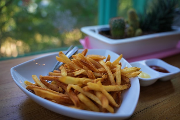 Foto batatas fritas douradas fritas prontas para serem comidas