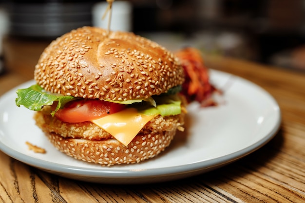 Batatas fritas e conjunto de sancwich no prato.