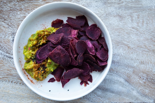 Batatas fritas e guacamole de beterraba