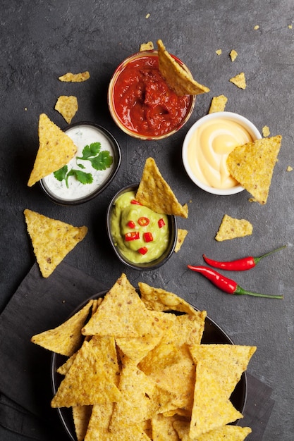 Batatas fritas e molhos de nachos mexicanos