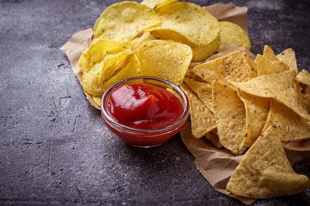 Batatas fritas e nachos de milho mexicano