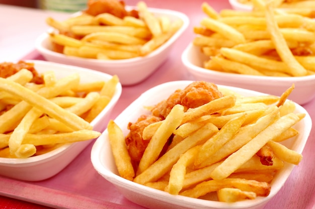 Batatas fritas e nuggets fritos no mercado