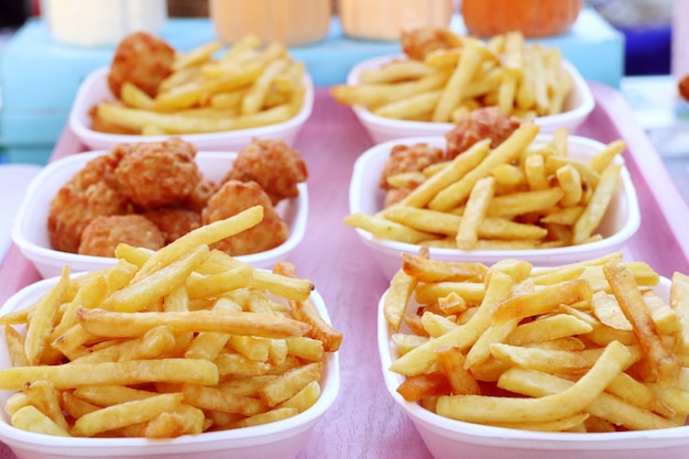 Batatas fritas e nuggets fritos