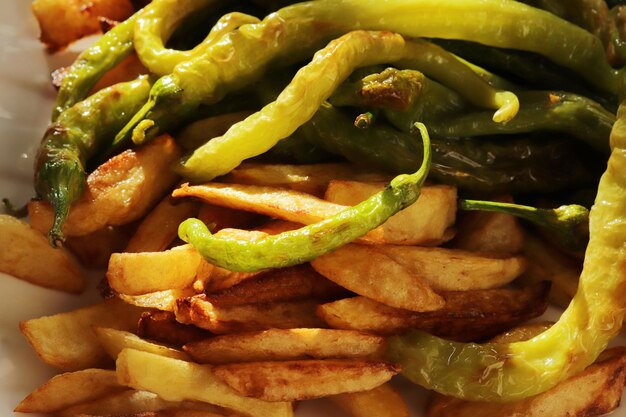 Batatas fritas e pimentas Fundo de comida