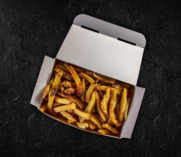 Batatas fritas em caixa de papel