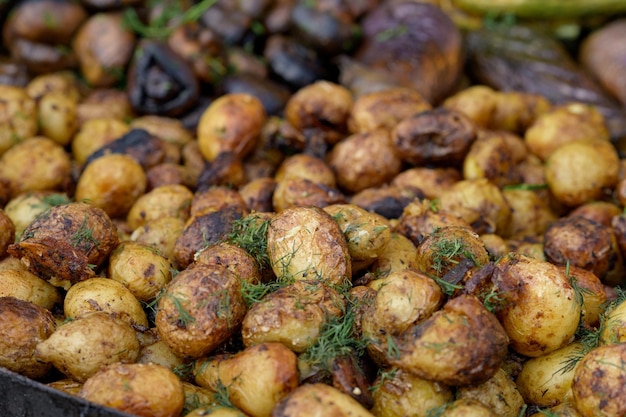 Batatas fritas em estilo rural com especiarias, alecrim, vista próxima, espaço de cópia