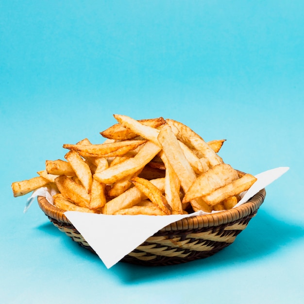 Batatas fritas em fundo azul