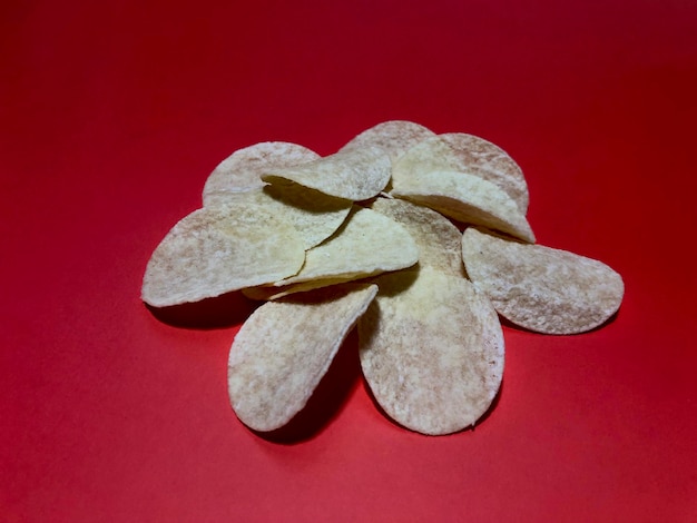 Foto batatas fritas em fundo vermelho