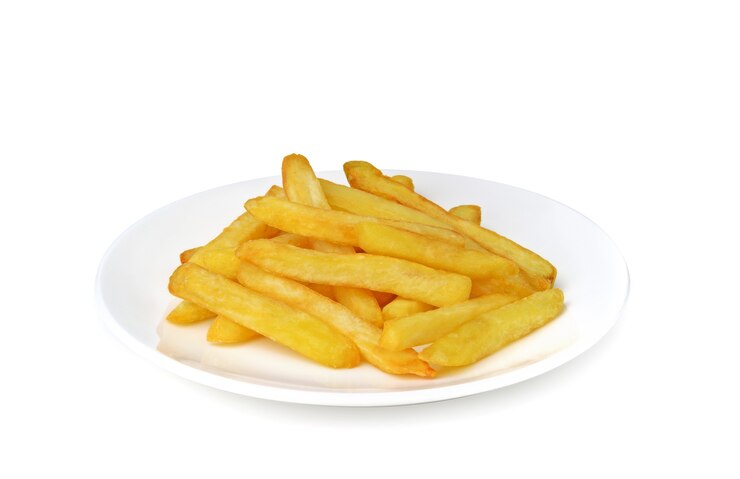 Foto batatas fritas em prato branco isolado