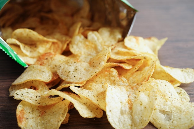 Batatas fritas em saco aberto delicioso tempero para churrasco picante para batatas fritas fatia fina lanche frito fast food em saco aberto