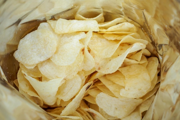 Batatas fritas em saco de lanche aberto close-up