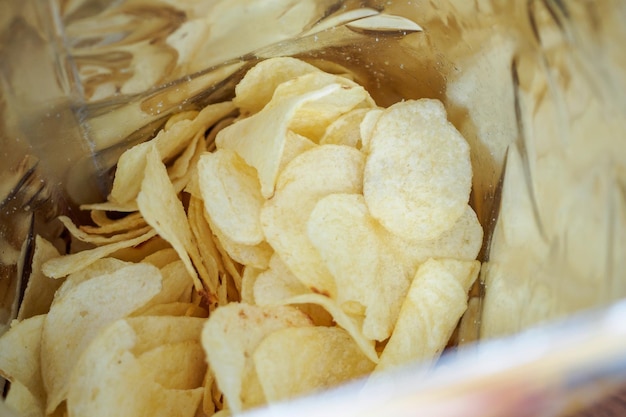 Batatas fritas em saquinho de lanche aberto close-up