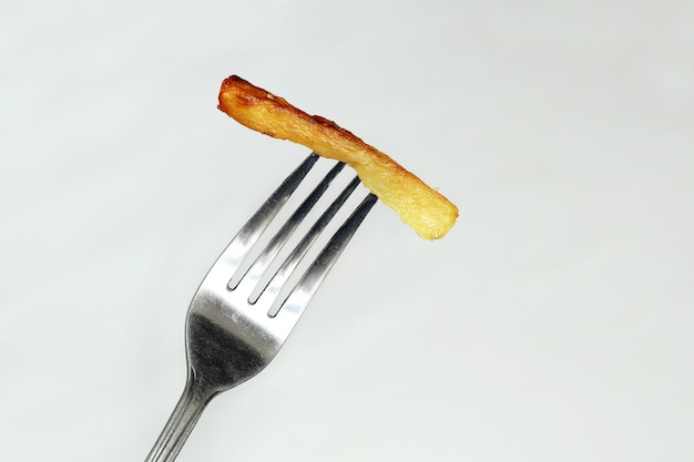Batatas fritas em um garfo