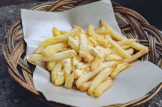 Batatas fritas em um prato de bambu