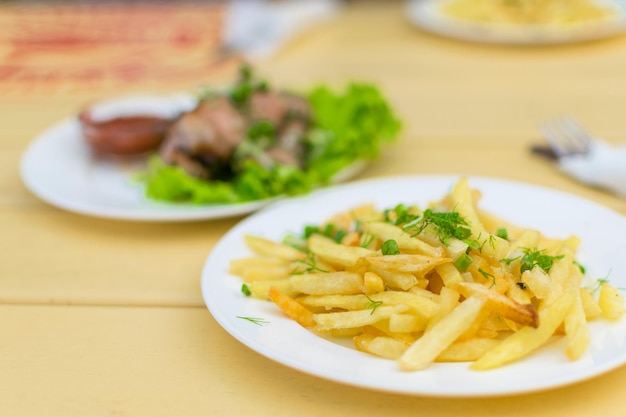 Batatas fritas em um prato em um café