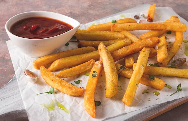 Batatas fritas em um saco de papel em um fundo abstrato sem pessoas rústicas