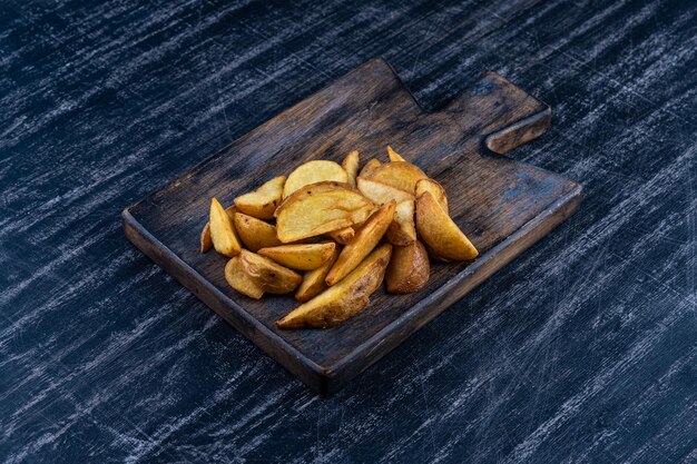 Batatas fritas em uma bandeja de madeira