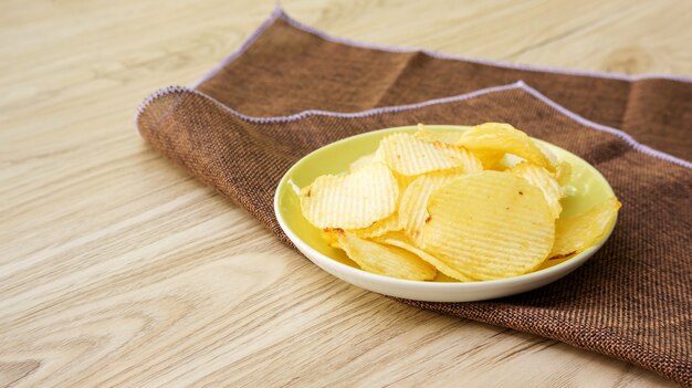 Batatas fritas em uma mesa de madeira