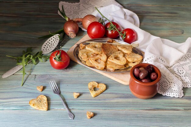 Batatas fritas em uma mesa de madeira