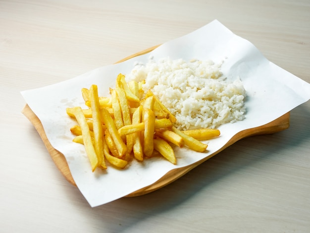 Batatas fritas em uma mesa de restaurante