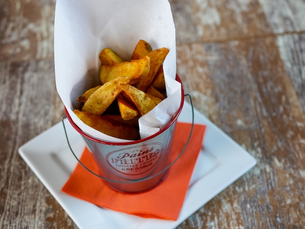 Batatas fritas em uma mesa de restaurante