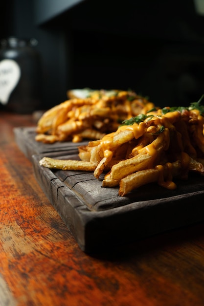 Batatas fritas em uma mesa