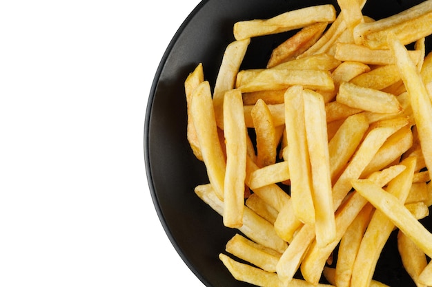 Batatas fritas em uma placa preta isolam Batatas fritas apetitosas para espaço de texto