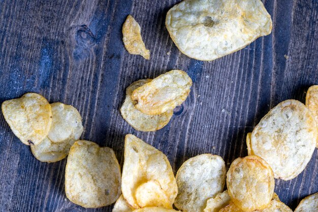 Batatas fritas espalhadas com especiarias naturais